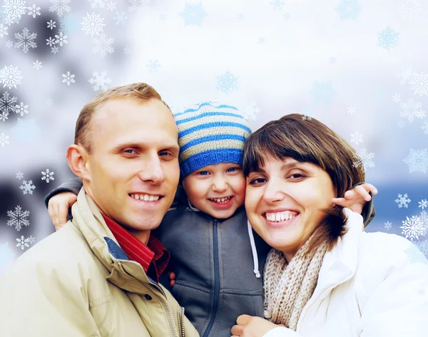 Щасливий сімейний портрет на свіжому повітрі посміхається. Зима — стокове фото