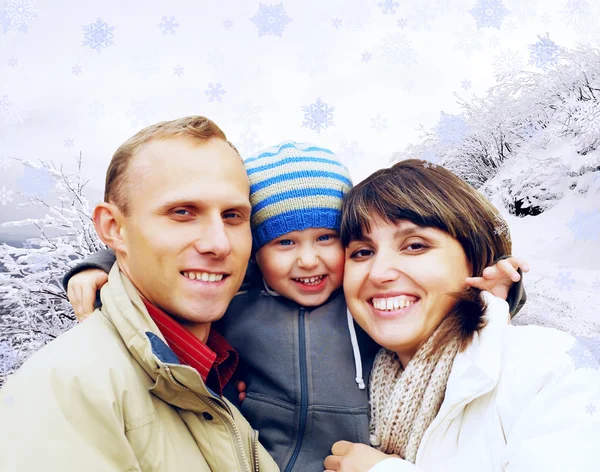 Açık havada gülümseyerek mutlu bir aile portresi. Kış — Stok fotoğraf