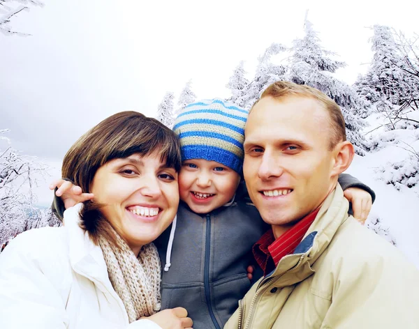 Glad familj porträtt utomhus leende. vinter — Stock fotografie