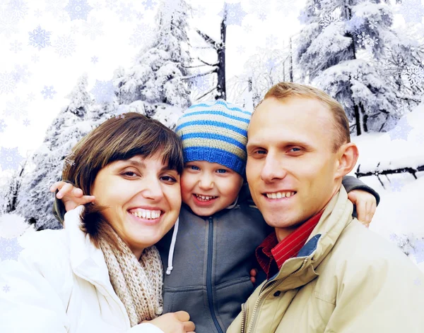 Açık havada gülümseyerek mutlu bir aile portresi. Kış — Stok fotoğraf