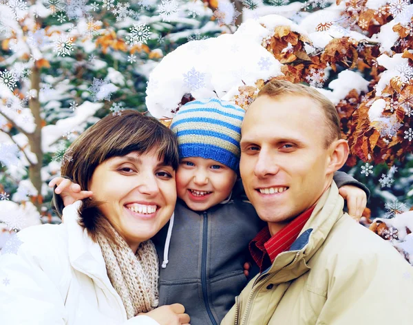Glad familj porträtt utomhus leende. vinter — Stock fotografie