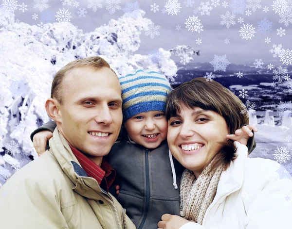 Glad familj porträtt utomhus leende. vinter — Stockfoto