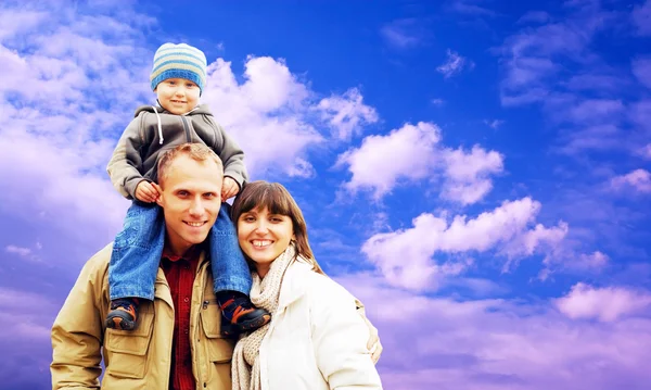 Glückliches Familienporträt im Freien lächelnd mit blauem Himmel — Stockfoto