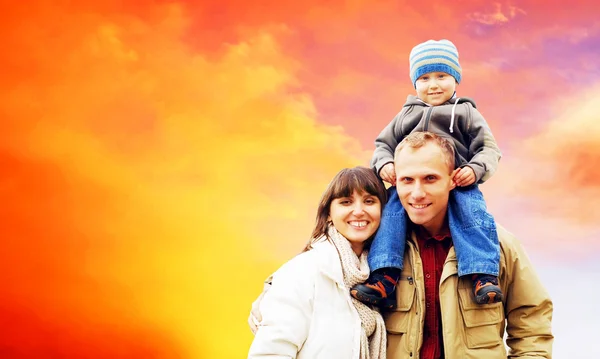 Gelukkig familie portret buitenshuis lachend met een blauwe hemel — Stockfoto