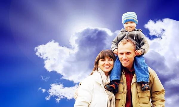 Šťastný rodinný portrét venku usmívá se modrá obloha — Stock fotografie