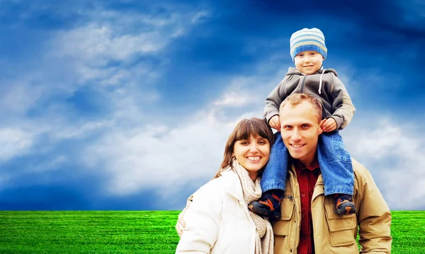 Feliz retrato familiar al aire libre sonriendo con un cielo azul —  Fotos de Stock