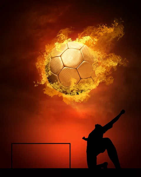 Pallone da calcio caldo sulla velocità in fuoco fiamma — Foto Stock