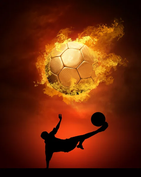 Ballon de football chaud sur la vitesse dans les incendies flamme — Photo