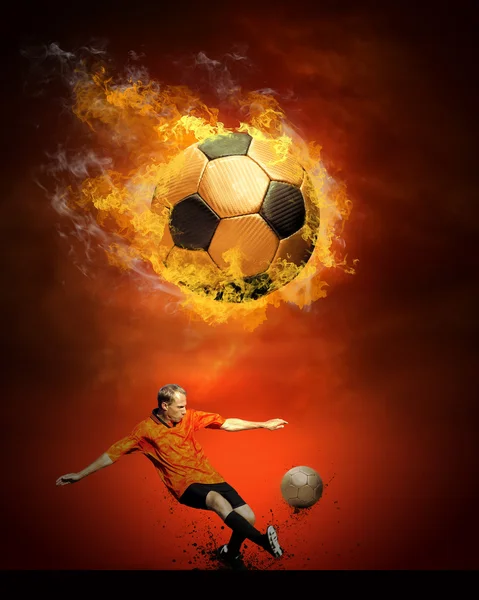 Hete voetbal op de snelheid in de vlam branden — Stockfoto