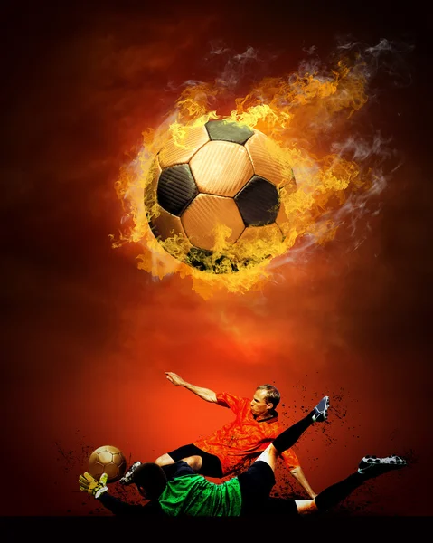 Гарячий футбольний м'яч на швидкості у полум'ї вогню — стокове фото