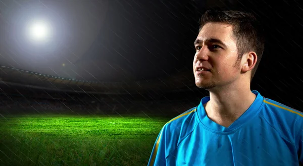 足球运动员在晚上雨中的字段上的肖像 — 图库照片