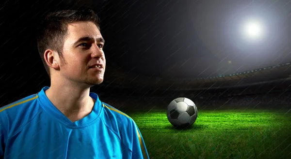 足球运动员在晚上雨中的字段上的肖像 — 图库照片
