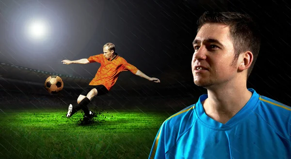 Porträtt av fotbollspelare på fältet i natt regn — Stockfoto