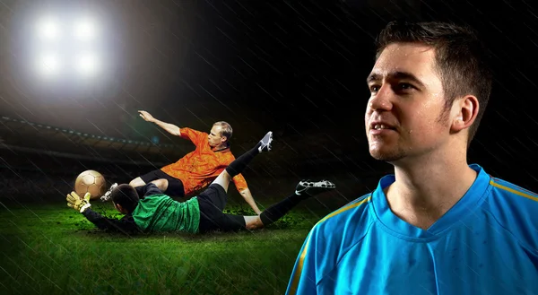 Retrato del jugador de fútbol en el campo bajo la lluvia nocturna —  Fotos de Stock