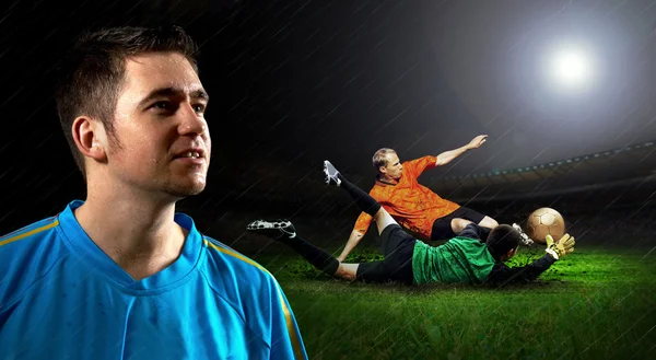 Portrét fotbal hráče na hřišti v noci déšť — Stock fotografie