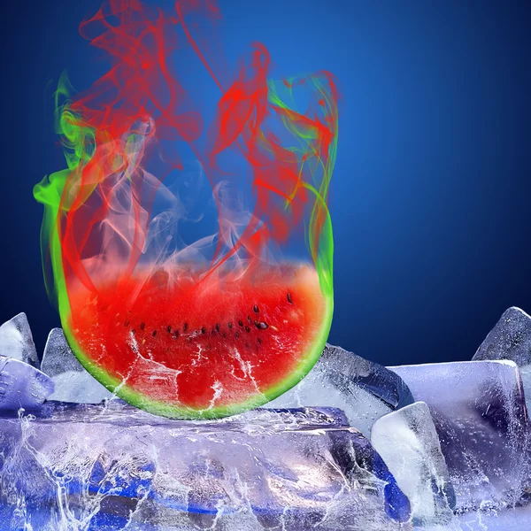 Früchte auf dem Eis und blauem Hintergrund — Stockfoto