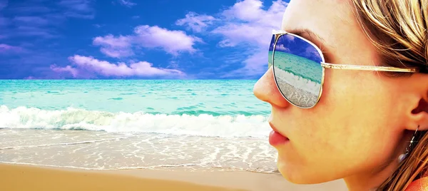 Chica joven en gafas está buscando en la playa de sol tropical — Foto de Stock