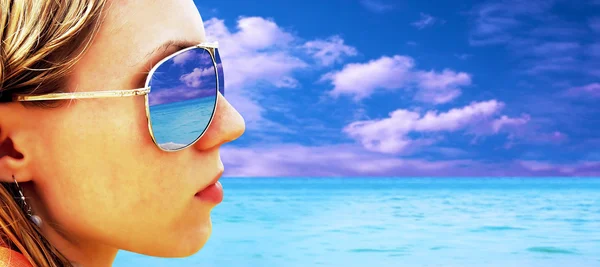 メガネの少女は、熱帯の太陽ビーチで探しています — ストック写真