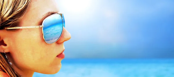Fiatal lány szemüvegét keres a trópusi nap strandon — Stock Fotó