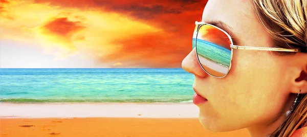 Young girl in Glasses is looking on the tropical sun beach — Stock Photo, Image