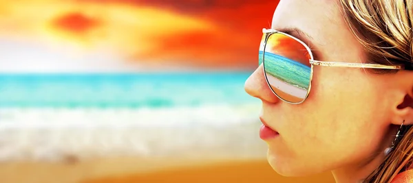 Jeune fille en lunettes est à la recherche sur la plage de soleil tropical — Photo
