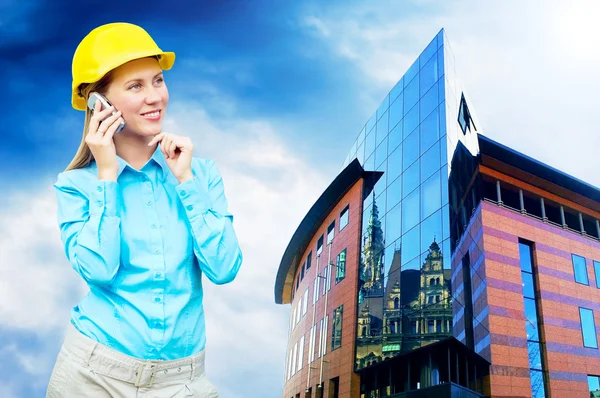 Молода архітекторка-жінка в захисному шоломі стоїть на — стокове фото