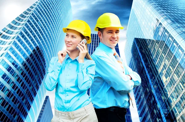 Junge Architekten mit Schutzhelm stehen auf dem Bui — Stockfoto