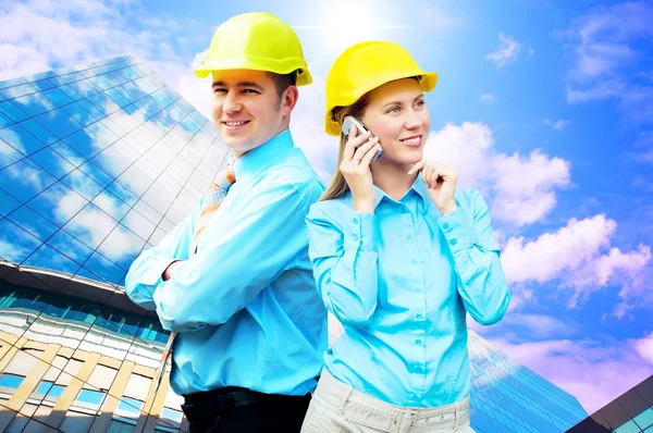 Jeunes architectes portant un casque de protection debout sur le bui — Photo