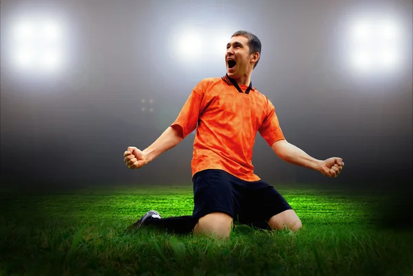 Pemain sepak bola bahagia setelah gol di lapangan kecerdasan stadion — Stok Foto