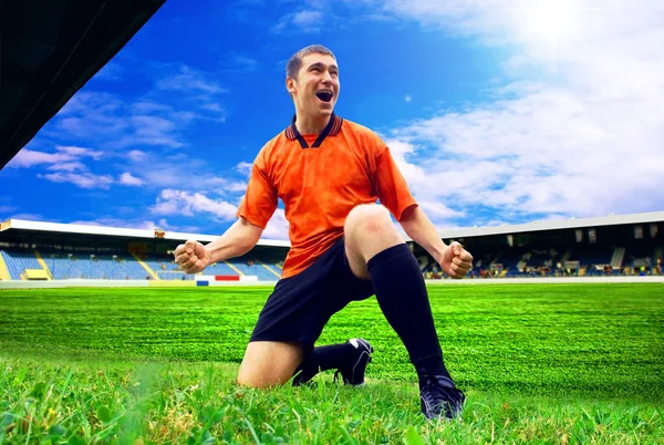 Felicidad jugador de fútbol después de gol en el campo de ingenio del estadio —  Fotos de Stock