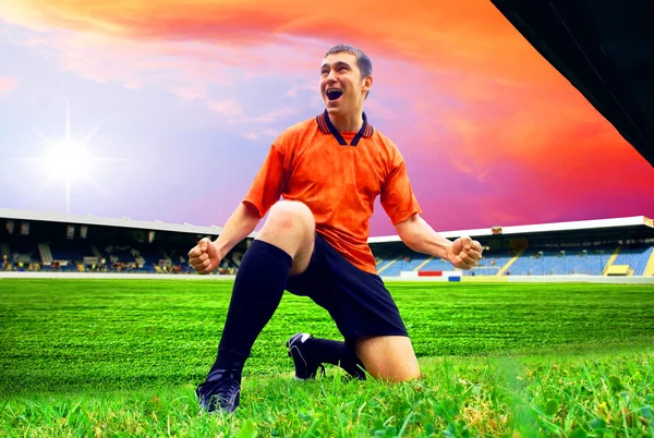 Felicidad jugador de fútbol después de gol en el campo de ingenio del estadio — Foto de Stock