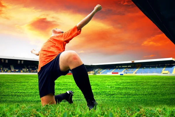 Ευτυχία παίκτης ποδοσφαίρου μετά από γκολ στο γήπεδο του πνεύματος στάδιο — Φωτογραφία Αρχείου