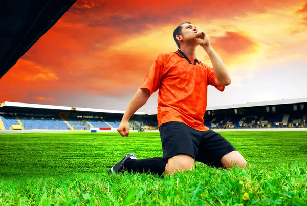 Счастье футболист за голом на поле стадиона остроумие — стоковое фото