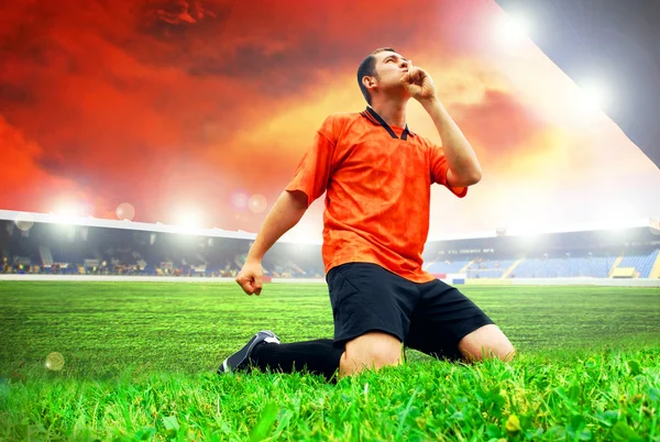 Felicidad jugador de fútbol después de gol en el campo de ingenio del estadio — Foto de Stock