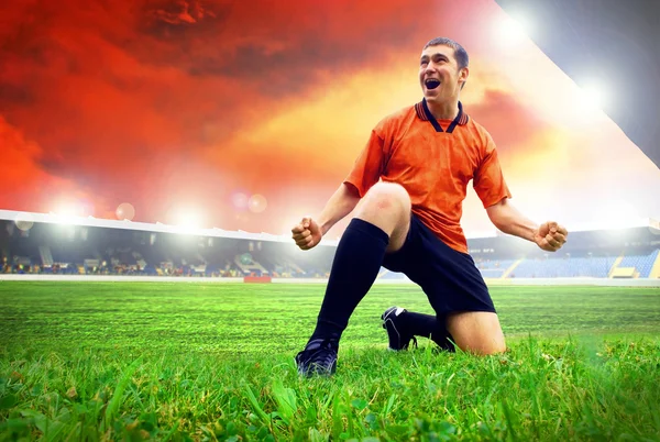 Felicidade jogador de futebol após gol no campo de sagacidade estádio — Fotografia de Stock