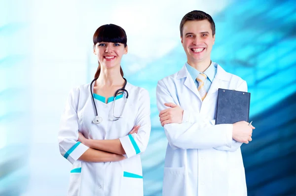 Usmívající se lékař s stetoskop na backgro nemocnice — Stock fotografie
