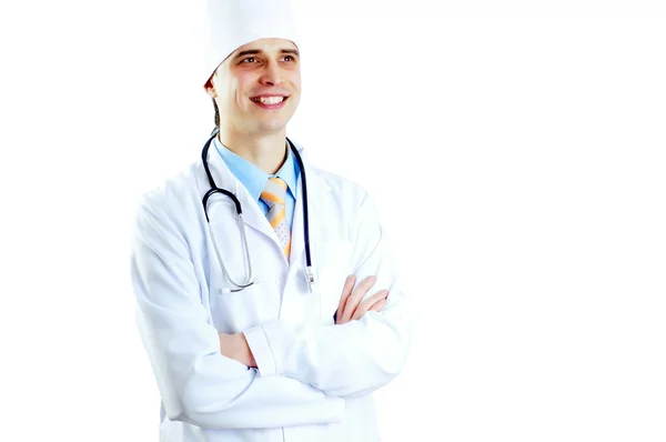Улыбающийся врач со стетоскопом на фоне больниц — стоковое фото
