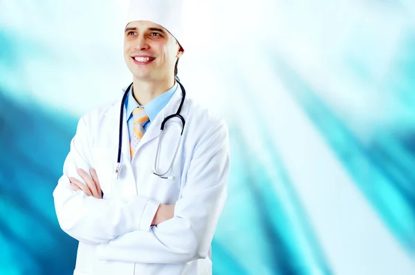 Hastaneler backgro üzerinde stetoskop ile gülümseyen tıp doktoru — Stok fotoğraf