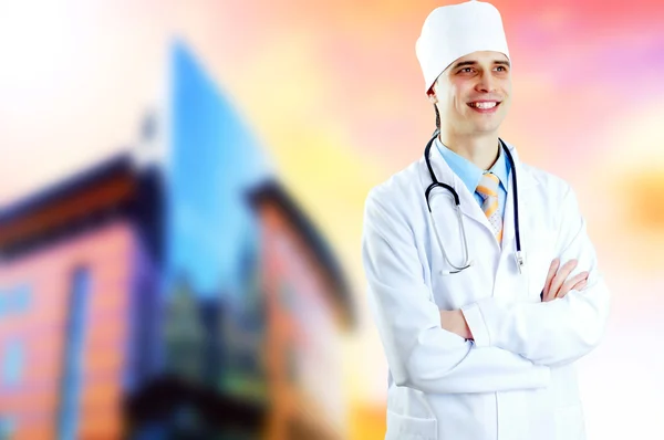 Médico sonriente con estetoscopio en los hospitales backgro —  Fotos de Stock