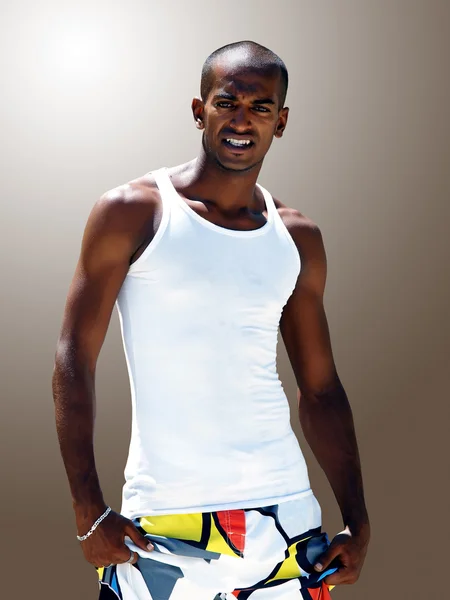 Egy mosolygó fekete férfi portréja — Stock Fotó