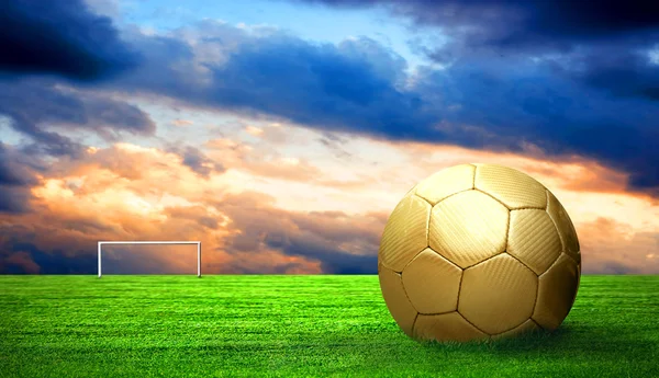 Voetbal op groene gras en hemel achtergrond — Stockfoto