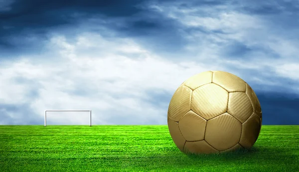 Μπάλα ποδοσφαίρου σε πράσινο γρασίδι και ουρανό φόντο — Φωτογραφία Αρχείου