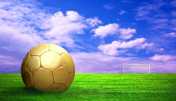 Pelota de fútbol sobre hierba verde y fondo del cielo — Foto de Stock