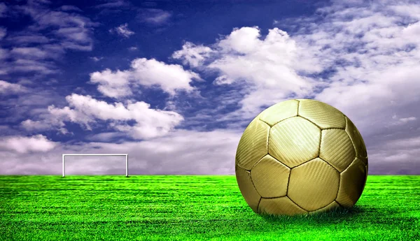 Piłka na zielonym tle trawy i niebo — Zdjęcie stockowe