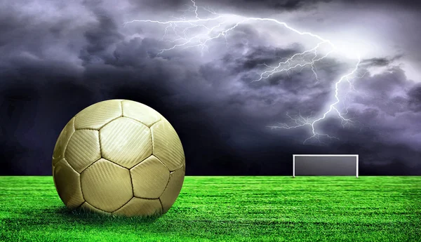 Voetbal op groene gras en hemel achtergrond — Stockfoto