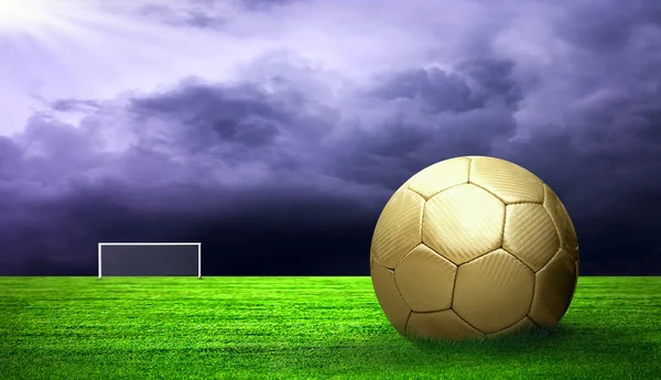 Bola de futebol na grama verde e fundo do céu — Fotografia de Stock
