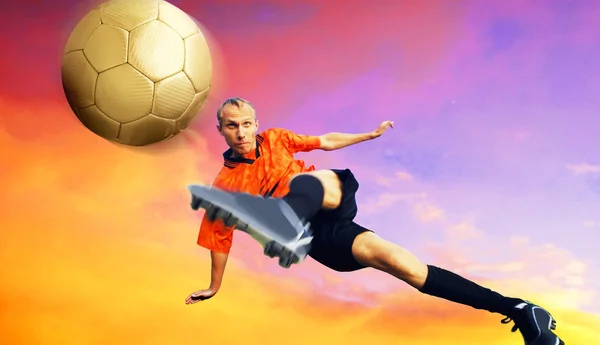 Tiro de jogador de futebol no céu com nuvens — Fotografia de Stock