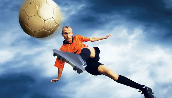 在天空与云彩上的足球运动员的拍摄 — 图库照片