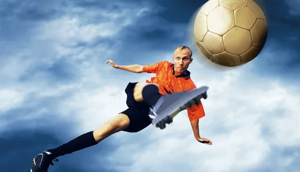 Стріляй у футболіста на небі з хмарами — стокове фото