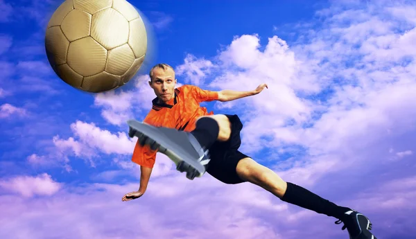 구름과 하늘에 축구 선수의 촬영 — 스톡 사진